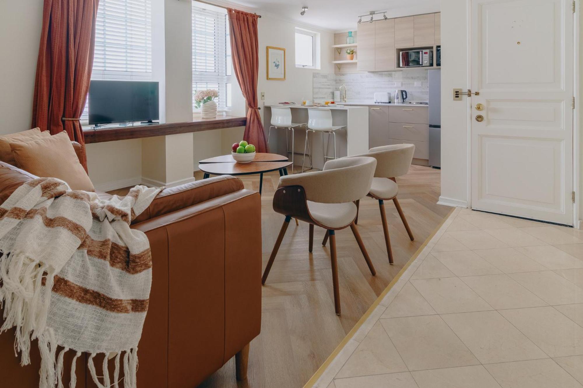 Khách sạn hẻo lánh Orly Santiago