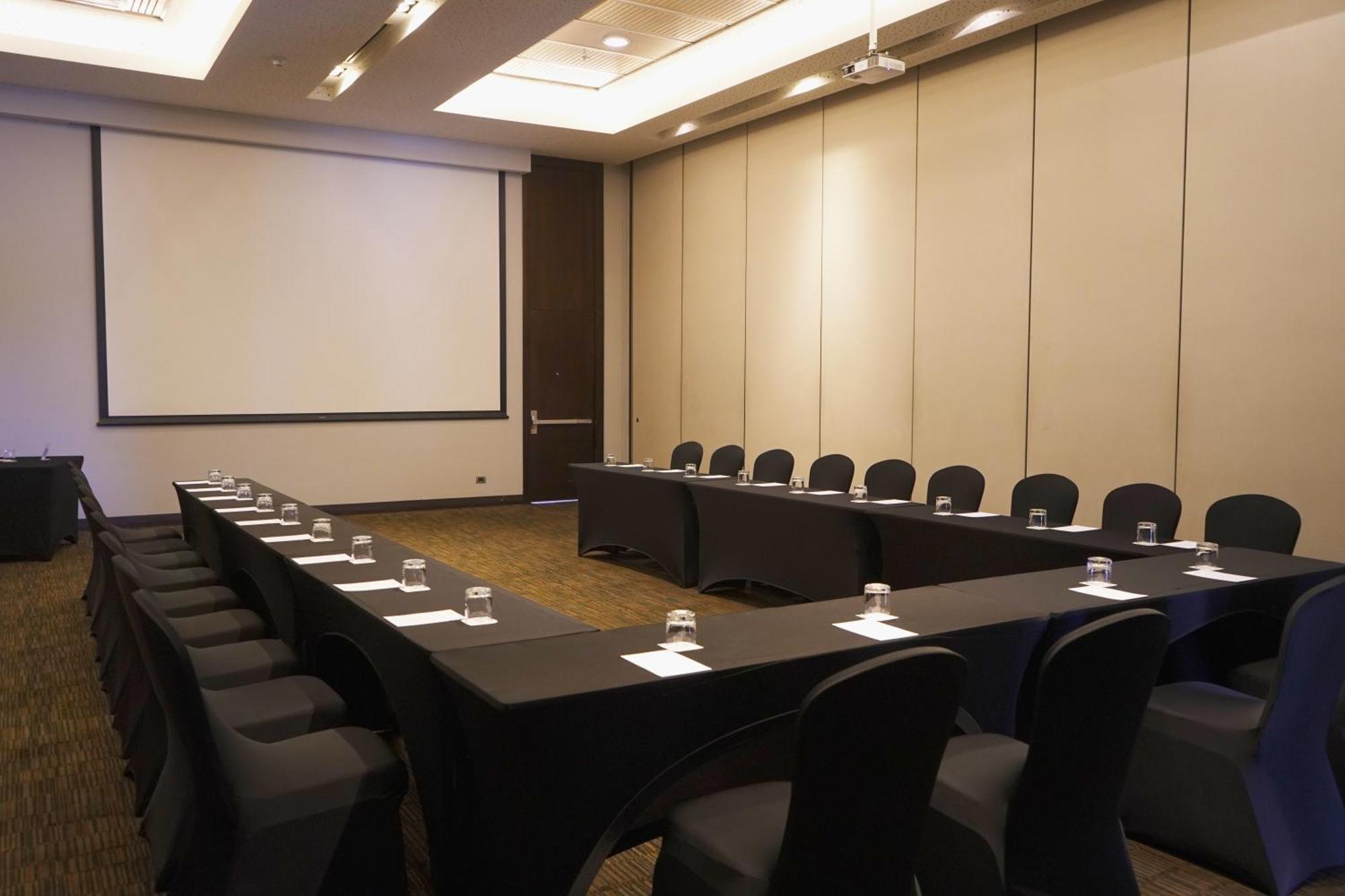 Hotel Hilton Garden Airport 3*
