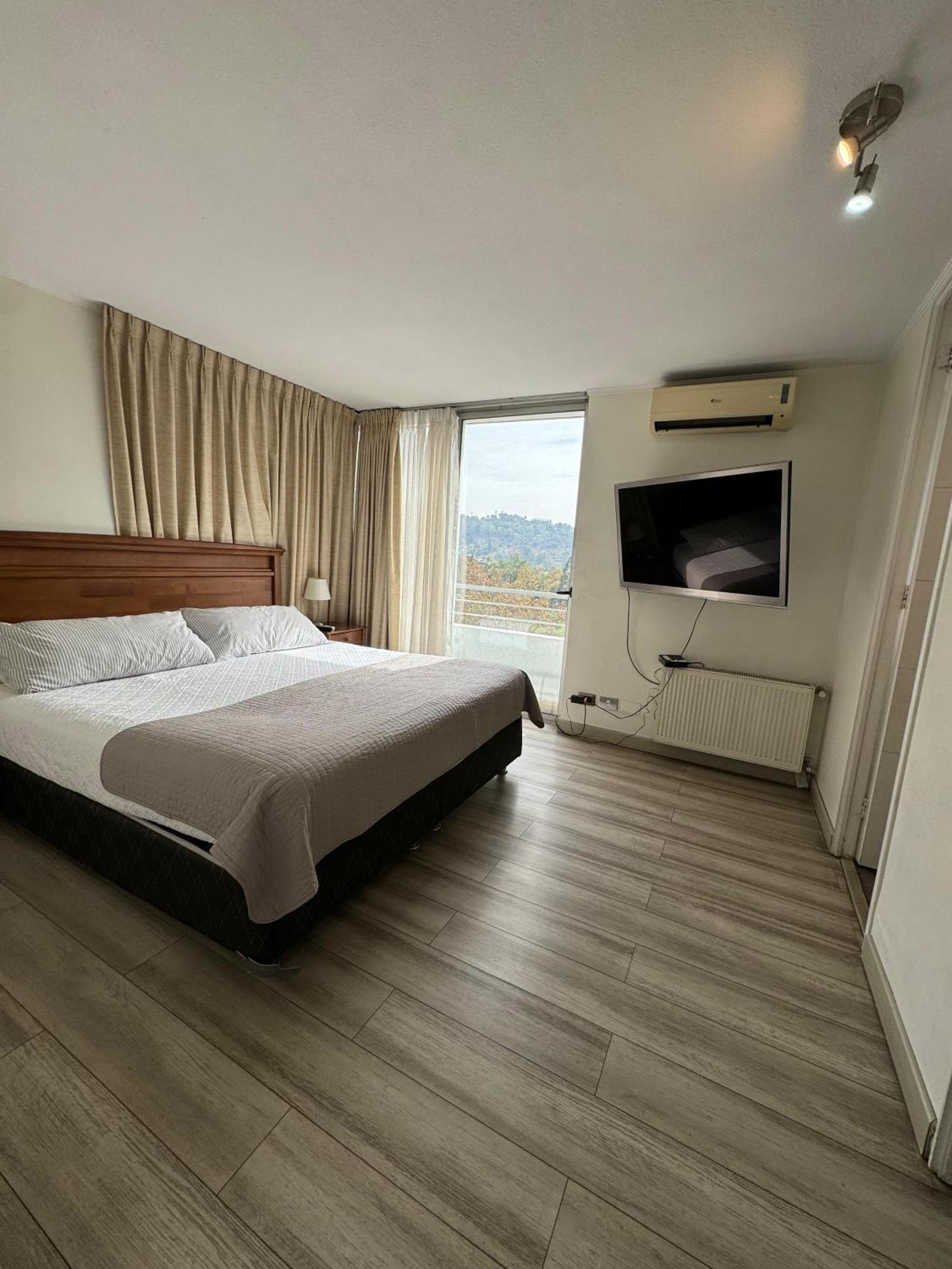 Khách sạn hẻo lánh Lyon Santiago