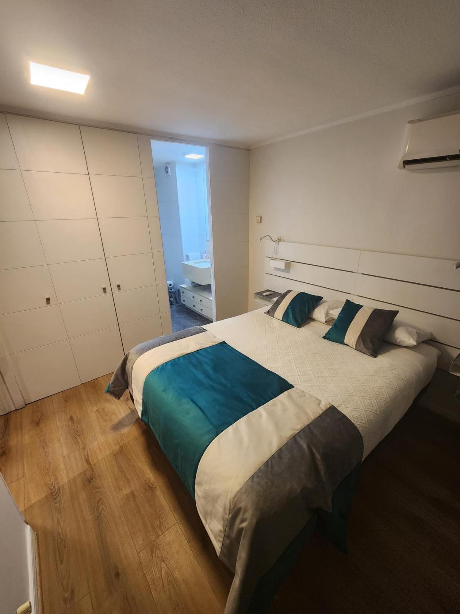 Khách sạn hẻo lánh Lyon Santiago