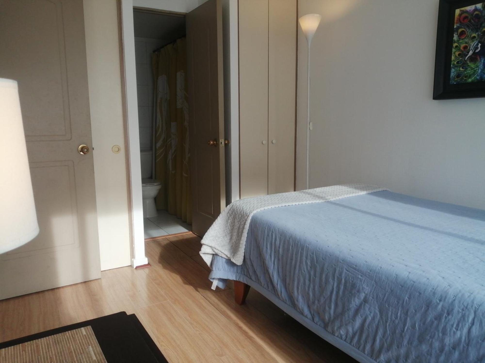 Bed & Breakfast Con Bano Privado En Arriendo Por Noches, No Se Arrienda Todo El Apartamento, El Anunciante Vive Aqui *