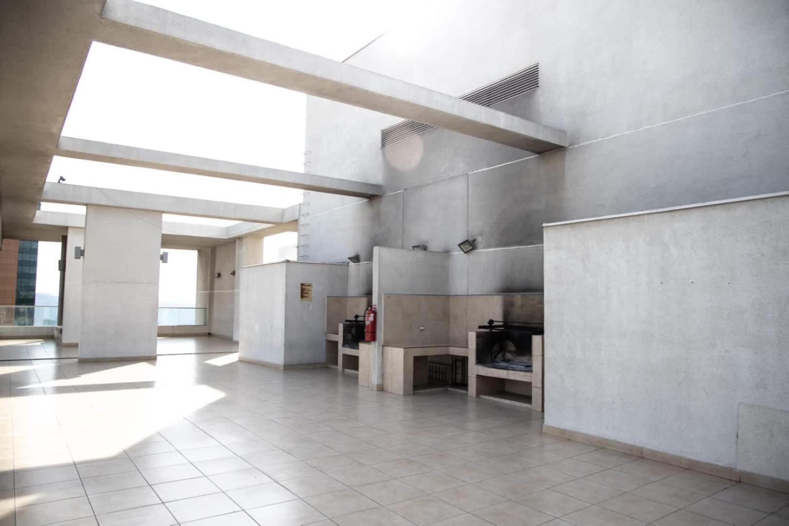 Apartment Spacious Steps Away From Parque Arauco *