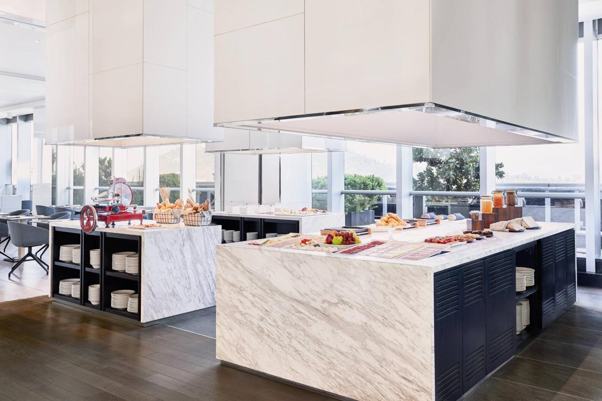 Khách sạn Ac By Marriott Cenco Costanera 4*
