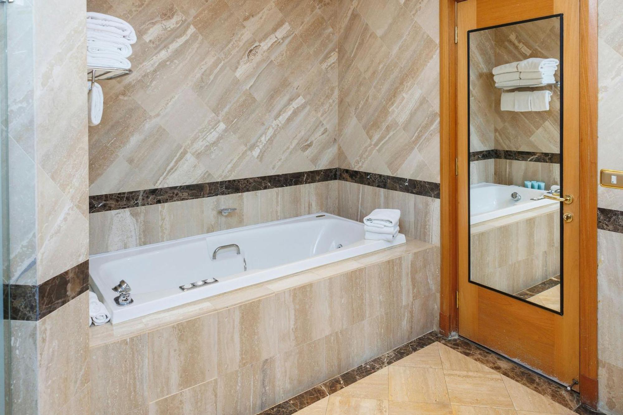 Plaza Hotel 5*
