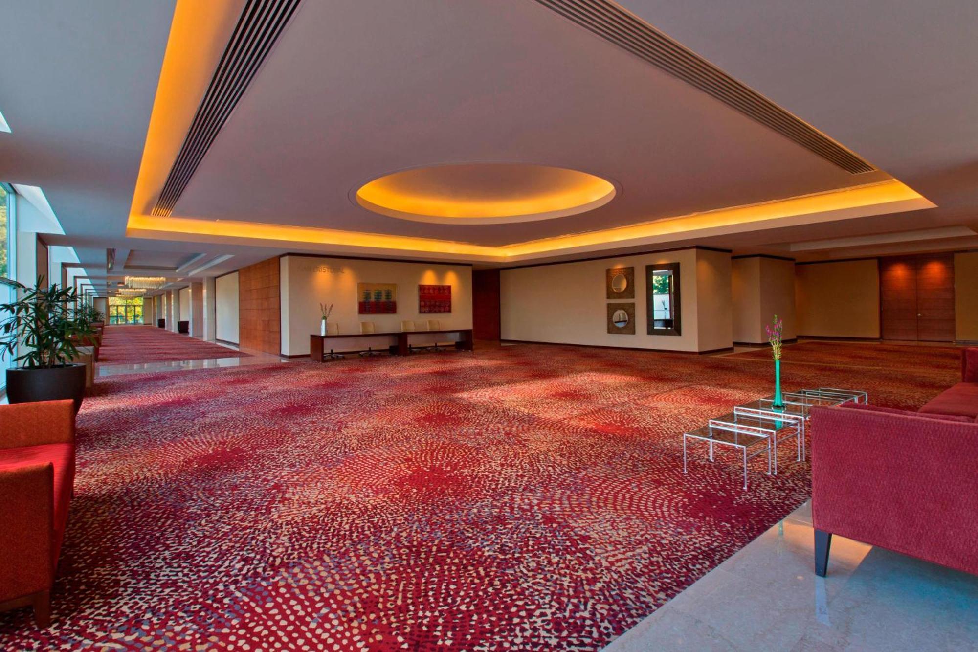 Sheraton & Convention Center 5*