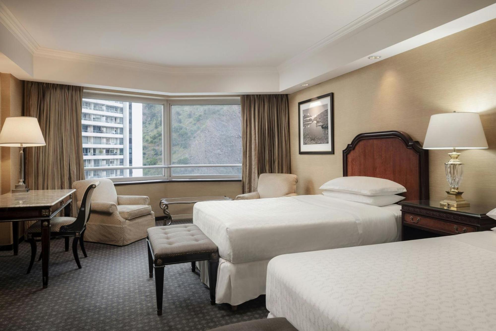 Sheraton & Convention Center 5*