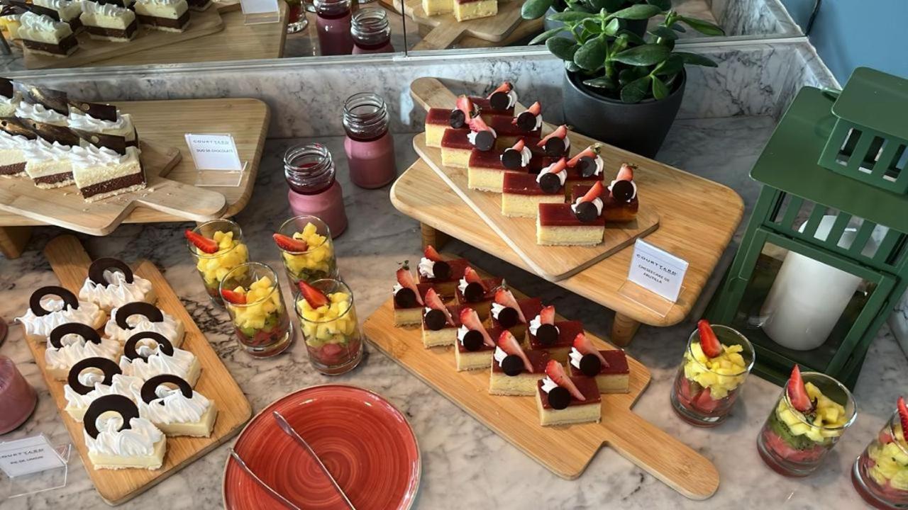 Khách sạn Courtyard By Marriott Airport 4*
