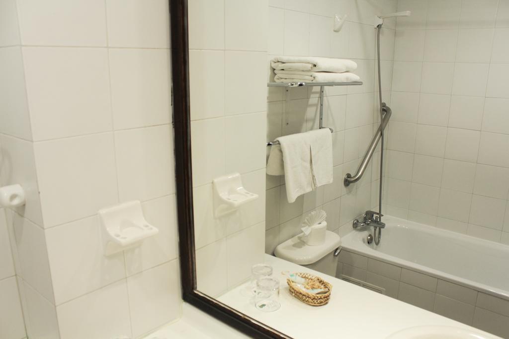 Khách sạn Alcala Del Rio 3*