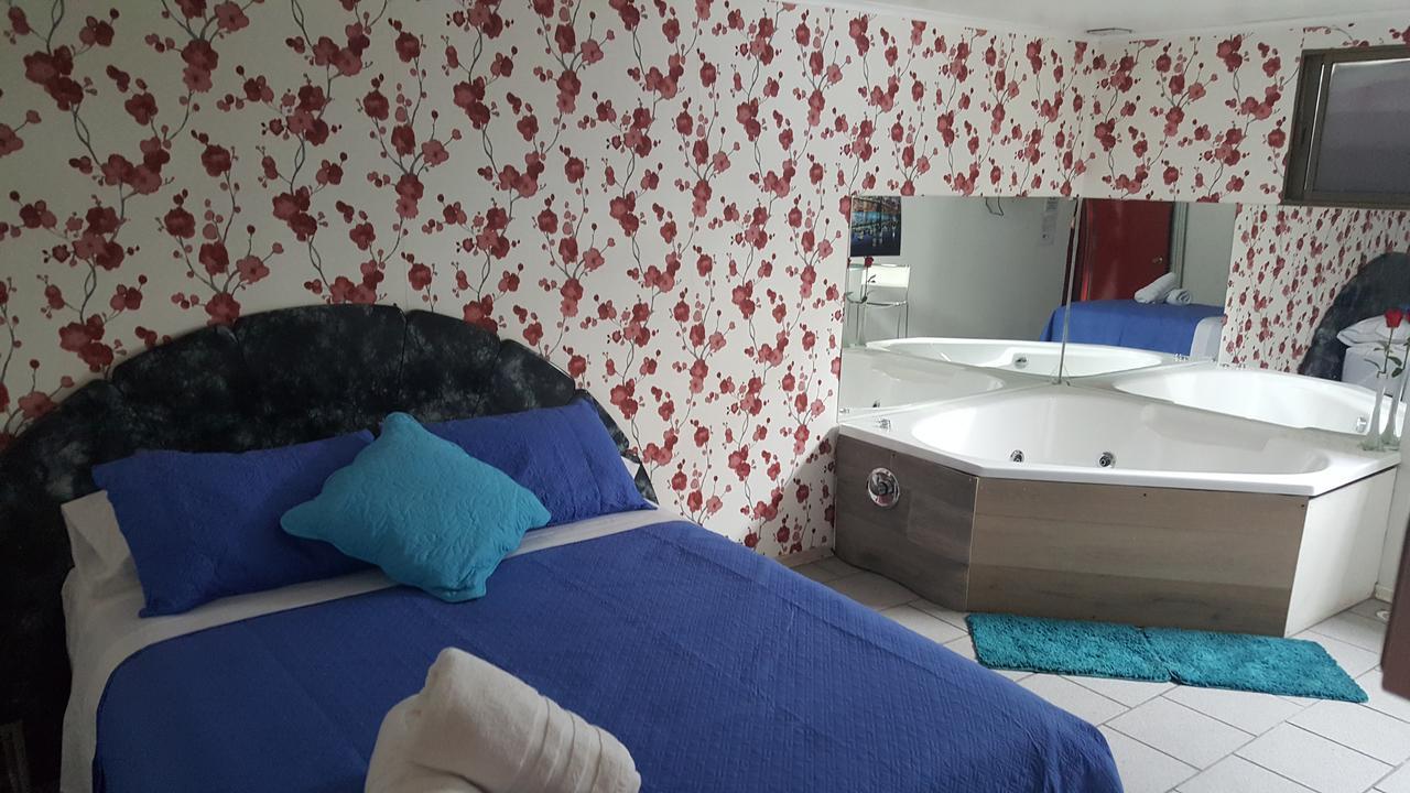 Aka Hotel *